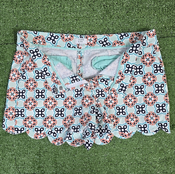 CROWN & IVY | SHELBY 97% COTTON BLEND SCALLOPED HEM GEO TILE SHORTS - Picture 3 of 16